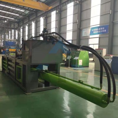 Balkendichtheid klant 2300 KG Hydraulische horizontale aluminium balenmachine met transportband
