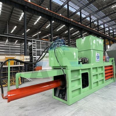 Balkendichtheid klant 2300 KG Hydraulische horizontale aluminium balenmachine met transportband