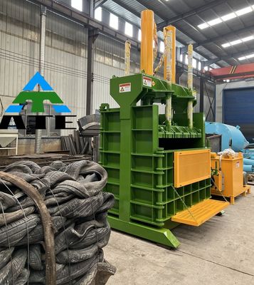 Verticale hydraulische baler met een capaciteit van 650 kg voor plastic en kartonnen verpakkingen