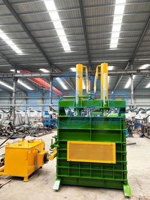Verticale balermachine voor detailhandel en baling
