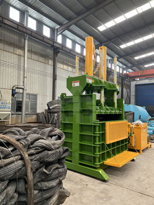 Gevelverpakkingstype Hydraulisch aangedreven plastic afvalpapier Verticale balerbandbalermachine