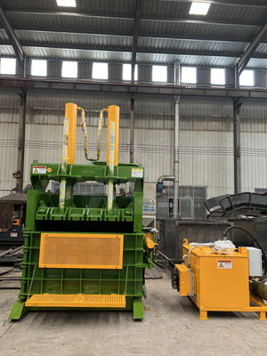 Gevelverpakkingstype Hydraulisch aangedreven plastic afvalpapier Verticale balerbandbalermachine