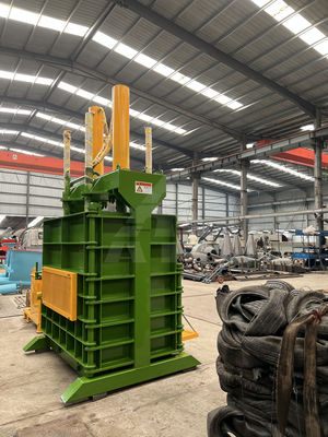 Gevelverpakkingstype Hydraulisch aangedreven plastic afvalpapier Verticale balerbandbalermachine