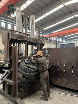 Gevelverpakkingstype Hydraulisch aangedreven plastic afvalpapier Verticale balerbandbalermachine