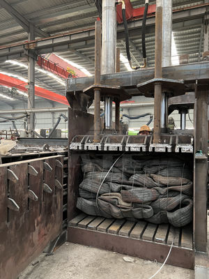 Gevelverpakkingstype Hydraulisch aangedreven plastic afvalpapier Verticale balerbandbalermachine