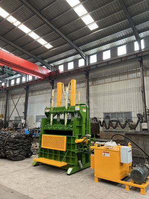 Verticale hydraulische baler voor lange levensduur