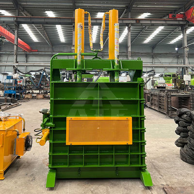 650 kg Verticale baler Duurzame oplossing voor afvalpapierbanden Rubber en hard plastic