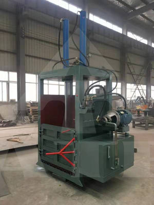 Verticale Hydraulische Baling Machine 1600*1900*3300mm Algemene afmeting Ideaal voor voedsel- en drankproducten
