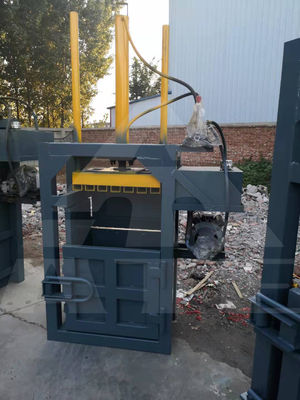 Verticale Hydraulische Baling Machine 1600*1900*3300mm Algemene afmeting Ideaal voor voedsel- en drankproducten