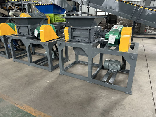 Hydraulische kleine dubbele schacht shredder voor plastic mini metaal karton 5000KG gewicht