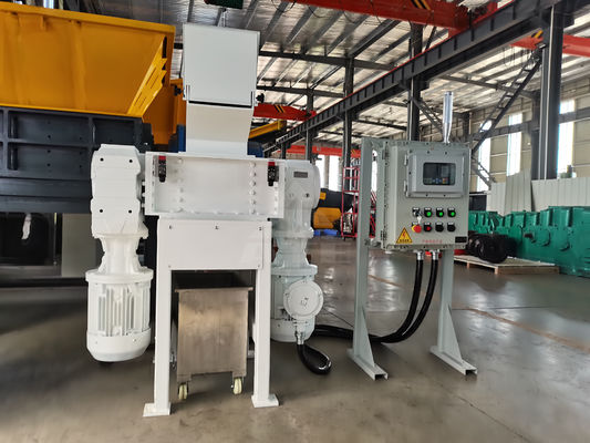 Gepersonaliseerde invoergrootte Vier-astig metaalschroot Plastic Waste Shredder Crusher Machine
