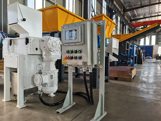 Gepersonaliseerde invoergrootte Vier-astig metaalschroot Plastic Waste Shredder Crusher Machine