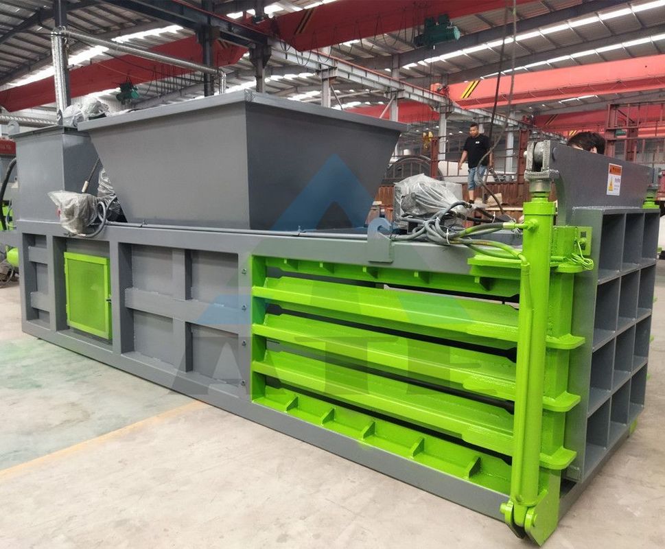 Balkendichtheid klant 2300 KG Hydraulische horizontale aluminium balenmachine met transportband