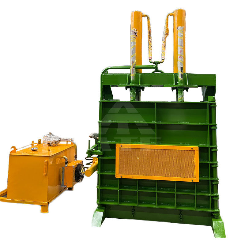 Gevelverpakkingstype Hydraulisch aangedreven plastic afvalpapier Verticale balerbandbalermachine