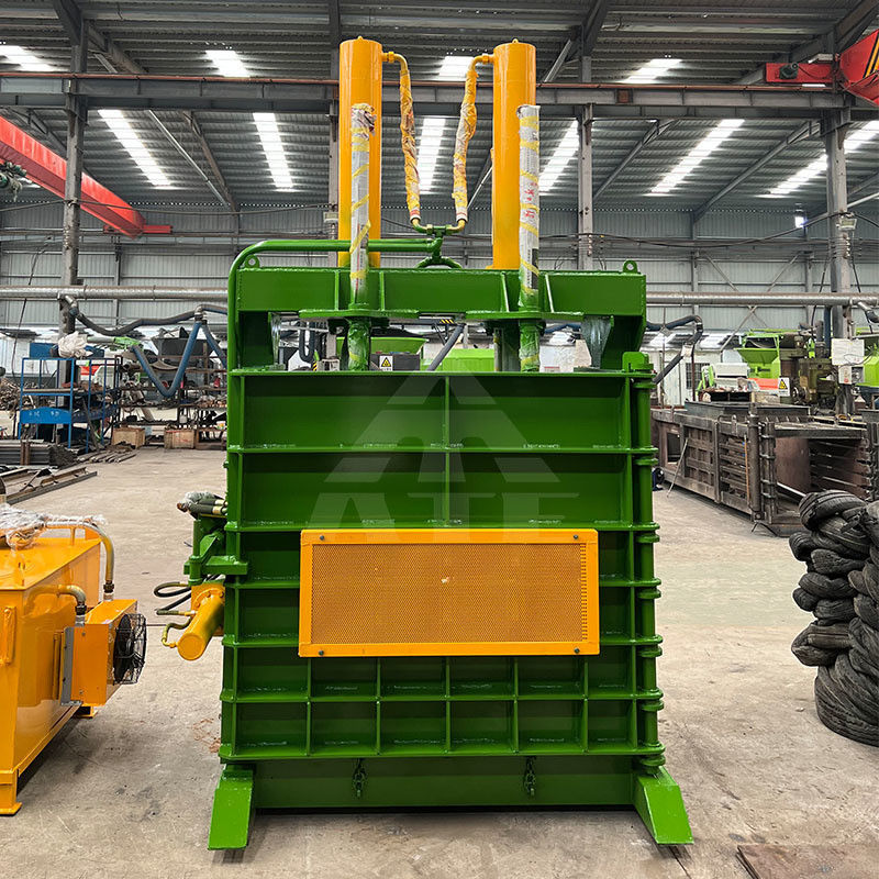 650 kg Verticale baler Duurzame oplossing voor afvalpapierbanden Rubber en hard plastic